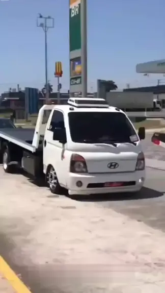 caminhão arqueado e carro rebaixado