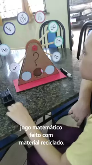 Jogo matemático feito com material reciclável.